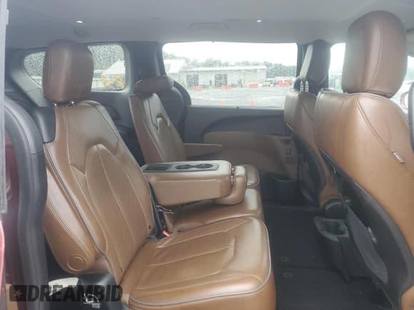 ✅ 2018 Chrysler Pacifica Limited • VIN: 2C4RC1GG3JR295240 • Lot: 64669365. Wystawiony na Copart z przebiegiem 87 318 mil. Bezpłatny archiwum sprzedaży aukcyjnych z USA i szczegółowy raport historii pojazdu na DreamBid. Zdjęcie 11.