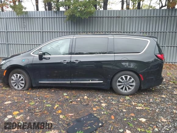 ✅ 2023 Chrysler Pacifica Hybrid Limited • VIN: 2C4RC1S76PR599596 • Lot: 43427260. Listed on IAAI with 32,972 mi. Free auction sales archive from the USA and detailed vehicle history report at DreamBid. Image 14.