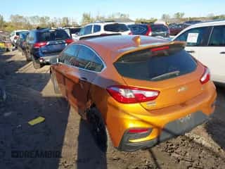 2017 Chevrolet Cruze Premier z VIN 3G1BF6SM6HS540153, wystawiony jako IAAI lot #43391698 z przebiegiem 115 761 mil mil oraz . Historia ofert i sprzedaży dostępna na DreamBid. Obrazek 3.