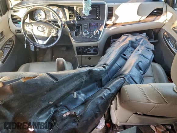 ✅ 2019 Toyota Sienna XLE • VIN: 5TDDZ3DC2KS227493 • Lot: 93418755. Listed on Copart with 84,536 mi. Free auction sales archive from the USA and detailed vehicle history report at DreamBid. Image 8.