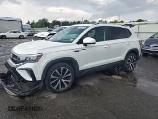 ✅ 2022 Volkswagen Taos SE • VIN: 3VVLX7B2XNM012789 • Лот: 63559615. Опубликован ранее на Copart с пробегом 57 682 миль. Бесплатный доступ к архиву аукционных продаж из США и подробный отчёт об истории автомобиля на DreamBid. Изображение 1.