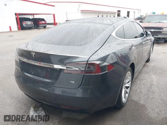 ✅ 2017 Tesla Model S 60 • VIN: 5YJSA1E17HF202747 • Lot: 43808471. Listed on IAAI with 86,966 mi. Free auction sales archive from the USA and detailed vehicle history report at DreamBid. Image 4.