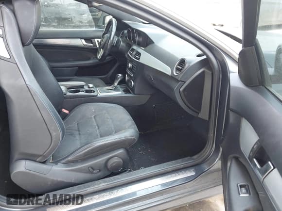 ✅ 2015 Mercedes-Benz C 250 • VIN: WDDGJ4HBXFG390555 • Lot: 42288436. Wystawiony na IAAI z przebiegiem 93 665 mil. Bezpłatny archiwum sprzedaży aukcyjnych z USA i szczegółowy raport historii pojazdu na DreamBid. Zdjęcie 5.