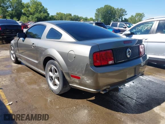 ✅ 2005 Ford Mustang GT Deluxe • VIN: 1ZVFT82H155251166 • Лот: 43075681. Опубликован ранее на IAAI с пробегом 166 319 миль. Бесплатный доступ к архиву аукционных продаж из США и подробный отчёт об истории автомобиля на DreamBid. Изображение 3.