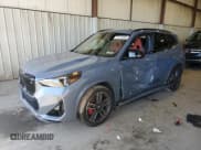 ✅ 2024 BMW X1 • VIN: WBX13EF04R5Z04971 • Lot: 70176595. Wystawiony na Copart z przebiegiem 22 903 mil. Bezpłatny archiwum sprzedaży aukcyjnych z USA i szczegółowy raport historii pojazdu na DreamBid. Zdjęcie 1.