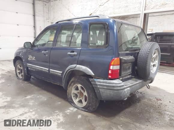 2002 Chevrolet Tracker ZR2 z VIN 2CNBJ734026920536, wystawiony jako IAAI lot #42459119 z przebiegiem 164 574 mil mil oraz . Historia ofert i sprzedaży dostępna na DreamBid. Obrazek 3.