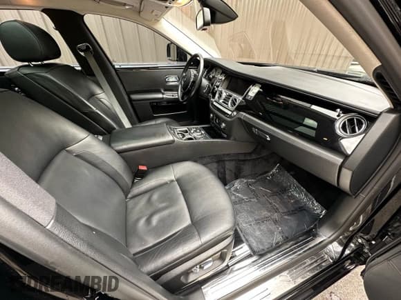 ✅ 2010 Rolls-Royce Ghost • VIN: SCA664S56AUX48598 • Lot: 84701915. Wystawiony na Copart z przebiegiem 69 424 mil. Bezpłatny archiwum sprzedaży aukcyjnych z USA i szczegółowy raport historii pojazdu na DreamBid. Zdjęcie 5.