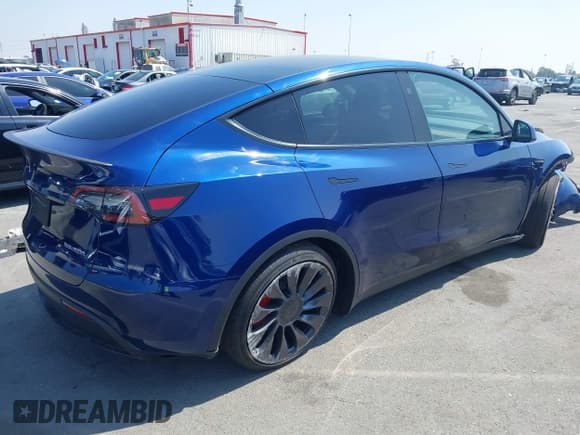 ✅ 2025 Tesla Model Y Performance • VIN: 7SAYGDEF0SF311177 • Lot: 42779945. Wystawiony na IAAI z przebiegiem 1 715 mil. Bezpłatny archiwum sprzedaży aukcyjnych z USA i szczegółowy raport historii pojazdu na DreamBid. Zdjęcie 4.