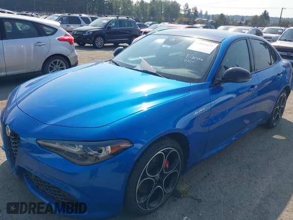 ✅ 2024 Alfa Romeo Giulia Veloce • VIN: ZARFANBN5R7683823 • Lot: 43093237. Wystawiony na IAAI z przebiegiem 11 070 mil. Bezpłatny archiwum sprzedaży aukcyjnych z USA i szczegółowy raport historii pojazdu na DreamBid. Zdjęcie 2.