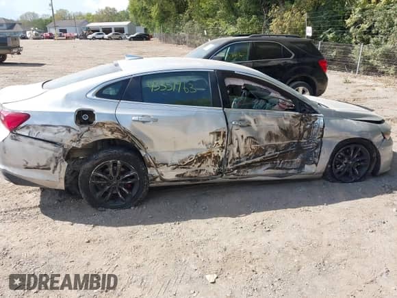 2016 Chevrolet Malibu LT z VIN 1G1ZE5ST5GF303756, wystawiony jako IAAI lot #43351963 z przebiegiem Nie podano mil oraz . Historia ofert i sprzedaży dostępna na DreamBid. Obrazek 13.