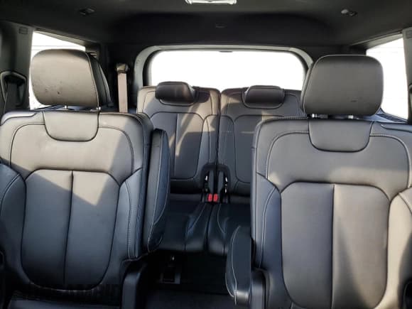 ✅ 2025 Jeep Grand Cherokee Limited • VIN: 1C4RJKBG2S8693846 • Lot: 83792185. Wystawiony na Copart z przebiegiem 5 922 mil. Bezpłatny archiwum sprzedaży aukcyjnych z USA i szczegółowy raport historii pojazdu na DreamBid. Zdjęcie 10.