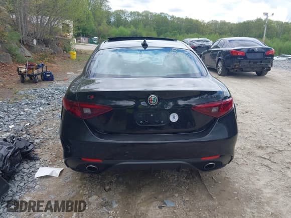 ✅ 2018 Alfa Romeo Giulia Ti Sport • VIN: ZARFAEEN5J7597346 • Лот: 42144332. Опубликован ранее на IAAI с пробегом Не указан. Бесплатный доступ к архиву аукционных продаж из США и подробный отчёт об истории автомобиля на DreamBid. Изображение 17.
