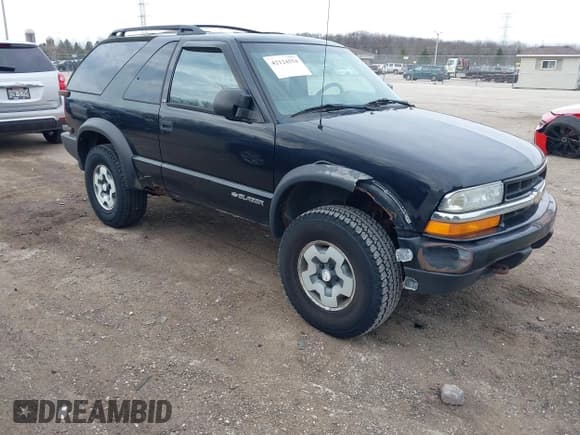 ✅ 2001 Chevrolet Blazer LS • VIN: 1GNCT18W51K220881 • Lot: 42124554. Wystawiony na IAAI z przebiegiem 121 254 mil. Bezpłatny archiwum sprzedaży aukcyjnych z USA i szczegółowy raport historii pojazdu na DreamBid. Zdjęcie 1.