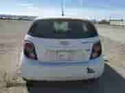 2013 Chevrolet Sonic LT z VIN 1G1JD6SB8D4245534, wystawiony jako Copart lot #53436155 z przebiegiem 137 645 mil mil oraz Szkoda całkowita • Salvage title. Historia ofert i sprzedaży dostępna na DreamBid. Obrazek 6.