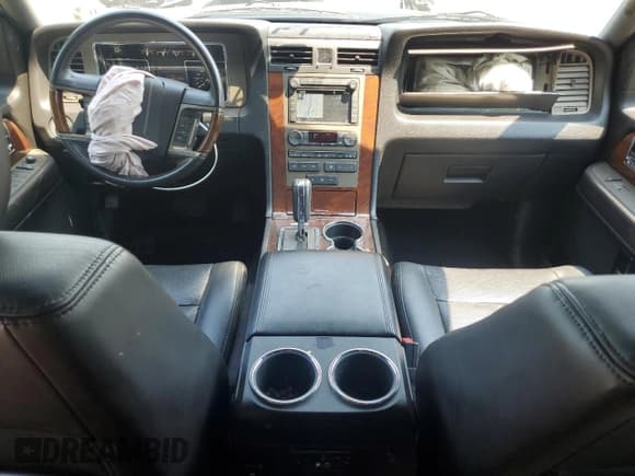 ✅ 2013 Lincoln Navigator • VIN: 5LMJJ3J54DEL03457 • Lot: 70335925. Listed on Copart with 204,006 mi. Free auction sales archive from the USA and detailed vehicle history report at DreamBid. Image 8.