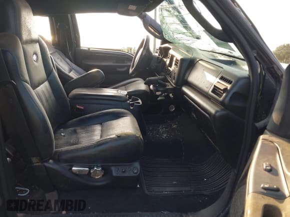 ✅ 2004 Ford F-250 XL • VIN: 1FTNW21PX4EB74954 • Lot: 43742689. Wystawiony na IAAI z przebiegiem Nie podano. Bezpłatny archiwum sprzedaży aukcyjnych z USA i szczegółowy raport historii pojazdu na DreamBid. Zdjęcie 5.