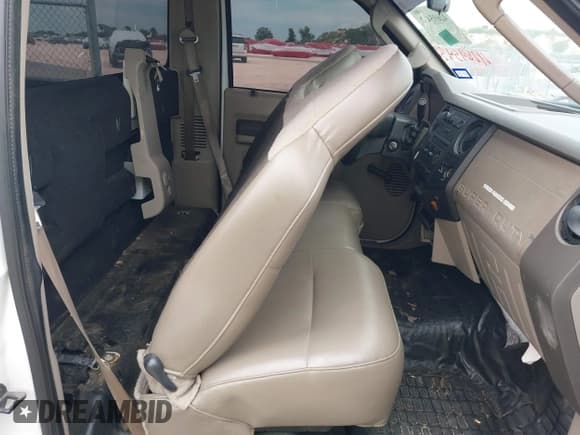 ✅ 2008 Ford F-250 XL • VIN: 1FTNF20548ED30900 • Lot: 42695432. Wystawiony na IAAI z przebiegiem Nie podano. Bezpłatny archiwum sprzedaży aukcyjnych z USA i szczegółowy raport historii pojazdu na DreamBid. Zdjęcie 8.