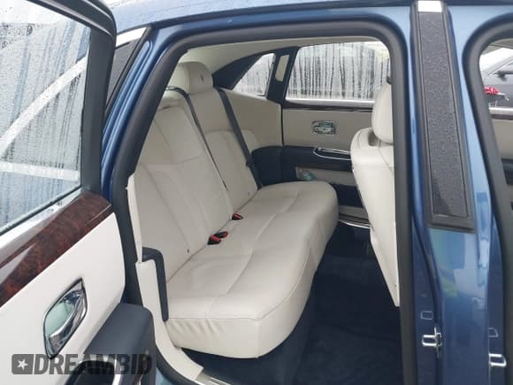 ✅ 2011 Rolls-Royce Ghost • VIN: SCA664S55BUX49548 • Lot: 41395054. Wystawiony na IAAI z przebiegiem 17 710 mil. Bezpłatny archiwum sprzedaży aukcyjnych z USA i szczegółowy raport historii pojazdu na DreamBid. Zdjęcie 8.