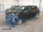 ✅ 2020 Chevrolet Trax LS • VIN: KL7CJKSB8LB088953 • Lot: 43392952. Wystawiony na IAAI z przebiegiem 90 707 mil. Bezpłatny archiwum sprzedaży aukcyjnych z USA i szczegółowy raport historii pojazdu na DreamBid. Zdjęcie 2.