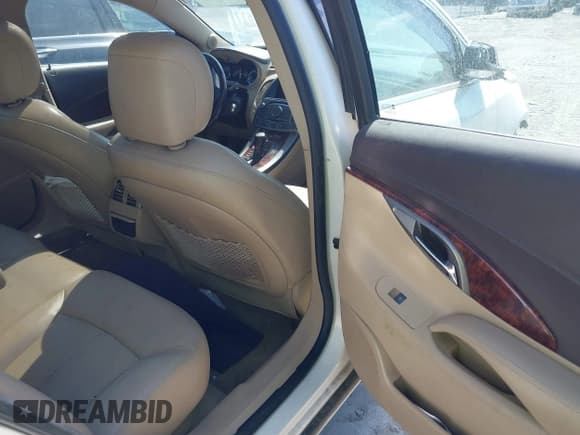 ✅ 2013 Buick LaCrosse Leather • VIN: 1G4GC5ER0DF293374 • Lot: 40529730. Wystawiony na IAAI z przebiegiem 159 873 mil. Bezpłatny archiwum sprzedaży aukcyjnych z USA i szczegółowy raport historii pojazdu na DreamBid. Zdjęcie 8.