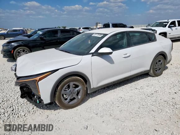 ✅ 2025 Kia K4 LXS • VIN: 3KPFT4DE5SE191682 • Lot: 85179705. Wystawiony na Copart z przebiegiem 1 439 mil. Bezpłatny archiwum sprzedaży aukcyjnych z USA i szczegółowy raport historii pojazdu na DreamBid. Zdjęcie 1.