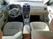 ✅ 2010 Toyota Corolla LE • VIN: 1NXBU4EE3AZ186082 • Lot: 92233975. Wystawiony na Copart z przebiegiem 247 015 mil. Bezpłatny archiwum sprzedaży aukcyjnych z USA i szczegółowy raport historii pojazdu na DreamBid. Zdjęcie 8.