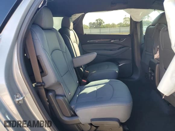 ✅ 2024 Buick Enclave Essence • VIN: 5GAERBKW3RJ107500 • Lot: 82783415. Wystawiony na Copart z przebiegiem 11 697 mil. Bezpłatny archiwum sprzedaży aukcyjnych z USA i szczegółowy raport historii pojazdu na DreamBid. Zdjęcie 11.