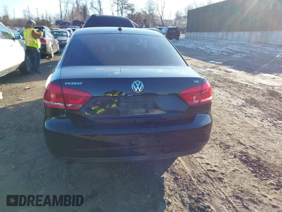 ✅ 2015 Volkswagen Passat S • VIN: 1VWAT7A34FC044696 • Lot: 41578529. Wystawiony na IAAI z przebiegiem 98 856 mil. Bezpłatny archiwum sprzedaży aukcyjnych z USA i szczegółowy raport historii pojazdu na DreamBid. Zdjęcie 16.