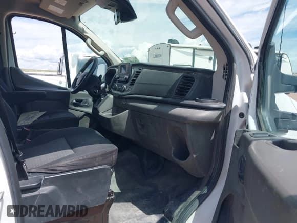 ✅ 2020 Ford Transit Passenger XL • VIN: 1FBAX9Y88LKA99548 • Lot: 42489140. Wystawiony na IAAI z przebiegiem 140 770 mil. Bezpłatny archiwum sprzedaży aukcyjnych z USA i szczegółowy raport historii pojazdu na DreamBid. Zdjęcie 5.