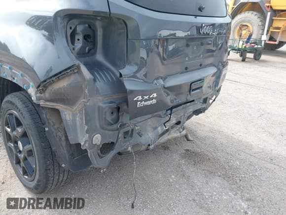 ✅ 2022 Jeep Renegade Latitude • VIN: ZACNJDB14NPN69139 • Lot: 42837146. Wystawiony na IAAI z przebiegiem 37 716 mil. Bezpłatny archiwum sprzedaży aukcyjnych z USA i szczegółowy raport historii pojazdu na DreamBid. Zdjęcie 6.