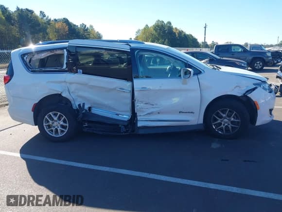 ✅ 2020 Chrysler Pacifica Touring L • VIN: 2C4RC1BG6LR284162 • Lot: 43465625. Listed on IAAI with 83,027 mi. Free auction sales archive from the USA and detailed vehicle history report at DreamBid. Image 13.