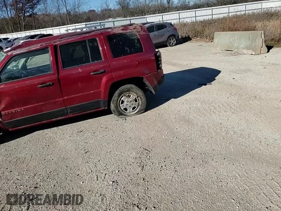 ✅ 2016 Jeep Patriot Sport • VIN: 1C4NJPBA2GD537540 • Lot: 92820225. Wystawiony na Copart z przebiegiem 125 046 mil. Bezpłatny archiwum sprzedaży aukcyjnych z USA i szczegółowy raport historii pojazdu na DreamBid. Zdjęcie 15.