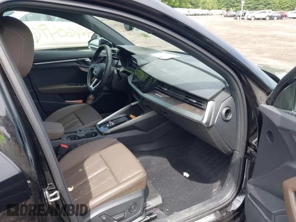 ✅ 2023 Audi A3 Premium Plus • VIN: WAUBUDGY5PA015692 • Lot: 42604961. Wystawiony na IAAI z przebiegiem 15 542 mil. Bezpłatny archiwum sprzedaży aukcyjnych z USA i szczegółowy raport historii pojazdu na DreamBid. Zdjęcie 5.