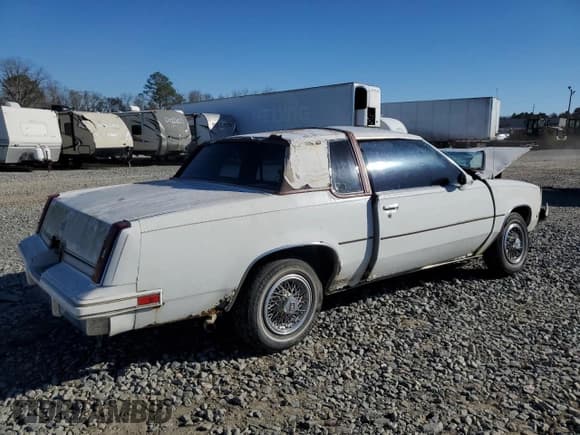 ✅ 1984 Oldsmobile Cutlass Supreme • VIN: 1G3AR47A4EM405634 • Lot: 85969214. Wystawiony na Copart z przebiegiem 42 817 mil. Bezpłatny archiwum sprzedaży aukcyjnych z USA i szczegółowy raport historii pojazdu na DreamBid. Zdjęcie 3.