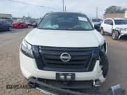 ✅ 2024 Nissan Pathfinder Platinum • VIN: 5N1DR3DG7RC278286 • Lot: 41561503. Wystawiony na IAAI z przebiegiem 18 032 mil. Bezpłatny archiwum sprzedaży aukcyjnych z USA i szczegółowy raport historii pojazdu na DreamBid. Zdjęcie 13.