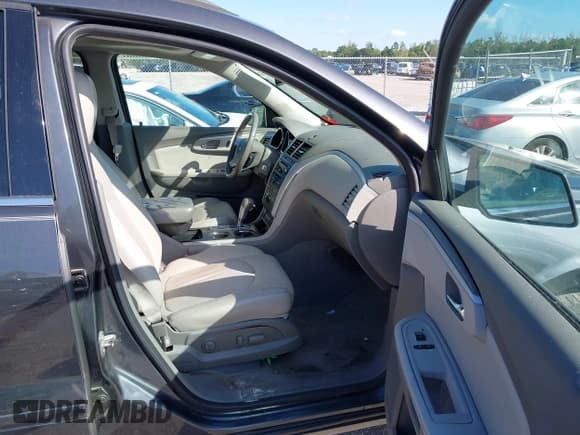 ✅ 2012 Chevrolet Traverse 2LT • VIN: 1GNKRJED3CJ400284 • Lot: 43568204. Wystawiony na IAAI z przebiegiem 167 279 mil. Bezpłatny archiwum sprzedaży aukcyjnych z USA i szczegółowy raport historii pojazdu na DreamBid. Zdjęcie 5.