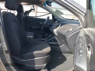 2013 Hyundai Tucson GL z VIN KM8JT3AB7DU588924, wystawiony jako IAAI lot #43412600 z przebiegiem 107 843 mil mil oraz . Historia ofert i sprzedaży dostępna na DreamBid. Obrazek 5.