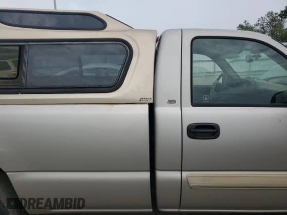 2004 Chevrolet Silverado 1500 LS z VIN 1GCEC14T54E186571, wystawiony jako Copart lot #60991645 z przebiegiem 308 569 mil mil oraz Szkoda całkowita • Salvage title. Historia ofert i sprzedaży dostępna na DreamBid. Obrazek 10.