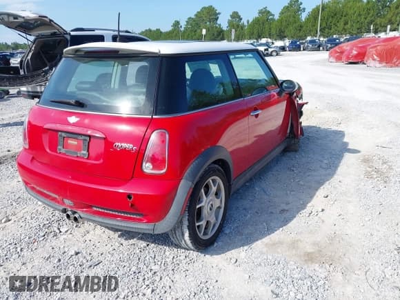 ✅ 2006 MINI Hardtop S • VIN: WMWRE33586TN27239 • Lot: 42775957. Listed on IAAI with 165,133 mi. Free auction sales archive from the USA and detailed vehicle history report at DreamBid. Image 4.
