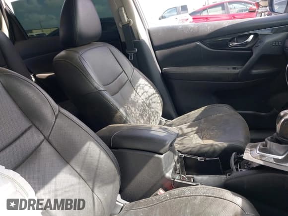 ✅ 2017 Nissan Rogue S • VIN: 5N1AT2MTXHC887429 • Lot: 42440682. Wystawiony na IAAI z przebiegiem Nie podano. Bezpłatny archiwum sprzedaży aukcyjnych z USA i szczegółowy raport historii pojazdu na DreamBid. Zdjęcie 5.