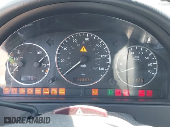 ✅ 2004 Mercedes-Benz M 500 • VIN: 4JGAB75E74A493697 • Lot: 42653451. Wystawiony na IAAI z przebiegiem 158 269 mil. Bezpłatny archiwum sprzedaży aukcyjnych z USA i szczegółowy raport historii pojazdu na DreamBid. Zdjęcie 7.