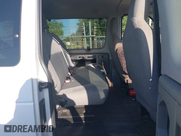 ✅ 2014 Ford Econoline Passenger XL • VIN: 1FBSS3BLXEDA86613 • Lot: 41996263. Wystawiony na IAAI z przebiegiem 238 848 mil. Bezpłatny archiwum sprzedaży aukcyjnych z USA i szczegółowy raport historii pojazdu na DreamBid. Zdjęcie 8.