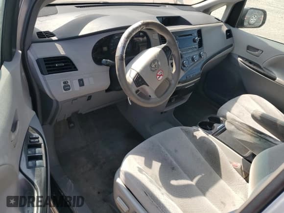 ✅ 2012 Toyota Sienna LE • VIN: 5TDKK3DC1CS276911 • Lot: 89585945. Wystawiony na Copart z przebiegiem 209 475 mil. Bezpłatny archiwum sprzedaży aukcyjnych z USA i szczegółowy raport historii pojazdu na DreamBid. Zdjęcie 8.