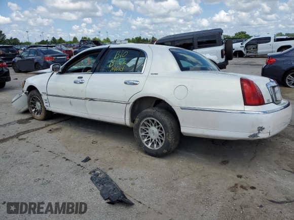 ✅ 2002 Lincoln Town Car Signature • VIN: 1LNHM82W82Y657295 • Lot: 63224285. Wystawiony na Copart z przebiegiem Nie podano. Bezpłatny archiwum sprzedaży aukcyjnych z USA i szczegółowy raport historii pojazdu na DreamBid. Zdjęcie 2.