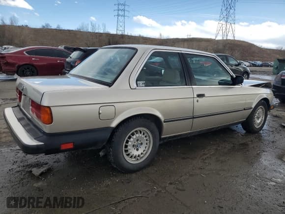 ✅ 1985 BMW 3 Series 325e • VIN: WBAAB5401F9625997 • Lot: 46537275. Wystawiony na Copart z przebiegiem 210 132 mil. Bezpłatny archiwum sprzedaży aukcyjnych z USA i szczegółowy raport historii pojazdu na DreamBid. Zdjęcie 3.