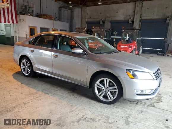✅ 2014 Volkswagen Passat SEL Premium • VIN: 1VWCM7A31EC076235 • Лот: 87129125. Опубликован ранее на Copart с пробегом 116 480 миль. Бесплатный доступ к архиву аукционных продаж из США и подробный отчёт об истории автомобиля на DreamBid. Изображение 4.