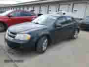 2013 Dodge Avenger SXT z VIN 1C3CDZCG3DN582218, wystawiony jako Copart lot #58269104 z przebiegiem 120 034 mil mil oraz Szkoda całkowita • Salvage title. Historia ofert i sprzedaży dostępna na DreamBid. Obrazek 1.