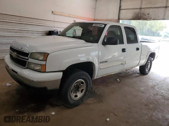 2006 Chevrolet Silverado 1500HD LT2 z VIN 1GCGC13U86F106101, wystawiony jako Copart lot #80692945 z przebiegiem 205 377 mil mil oraz Czysty tytuł • Clean title. Historia ofert i sprzedaży dostępna na DreamBid. Obrazek 1.