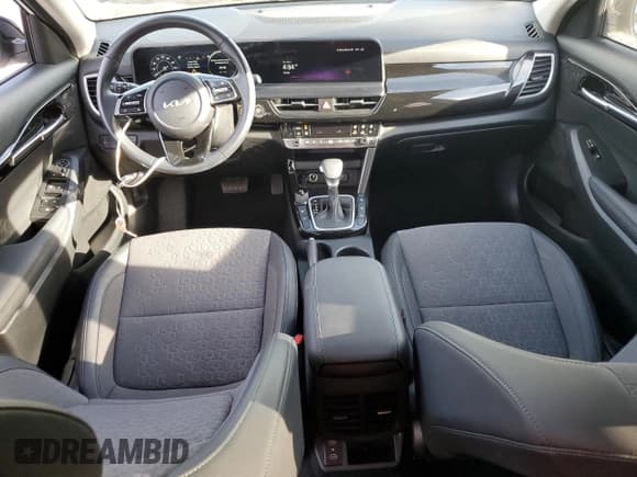 ✅ 2024 Kia Seltos S • VIN: KNDEUCAA9R7477890 • Lot: 84961965. Wystawiony na Copart z przebiegiem 13 804 mil. Bezpłatny archiwum sprzedaży aukcyjnych z USA i szczegółowy raport historii pojazdu na DreamBid. Zdjęcie 8.