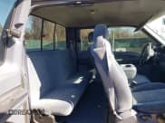 ✅ 2001 Ford F-250 XL • VIN: 1FTNX21L51EC28036 • Lot: 41768113. Wystawiony na IAAI z przebiegiem 141 603 mil. Bezpłatny archiwum sprzedaży aukcyjnych z USA i szczegółowy raport historii pojazdu na DreamBid. Zdjęcie 8.